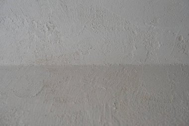 Dekoratif sıva arkaplanı, pürüzlü kenarlı pürüzlü kum, gri beyaz kirli renk.