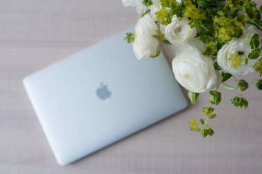 Moskova, Rusya / 03 / 08 / 2019: Çiçekli hayat tarzıyla masaya yatırılan Macbook