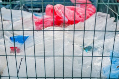 Plastik torbalar ve diğer atıklar için atık toplama konteynırı