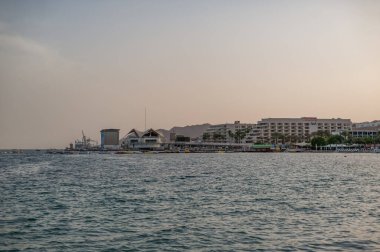 Eilat denizindeki kumsal Mavi gökyüzü günbatımı tatilinin keyfini çıkarın.