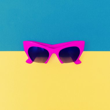 Ahududu moda güneş gözlüğü. Parlak yaz Bayan.