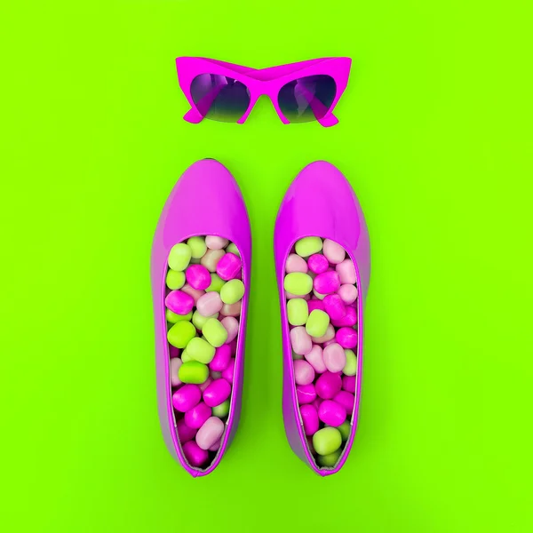 Bonbons, lunettes de soleil et chaussures. Accessoires d'été lumineux — Photo