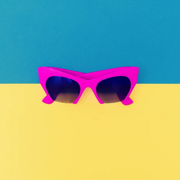 Raspberry modieuze zonnebrillen. Worden lichte zomer Lady. — Stockfoto