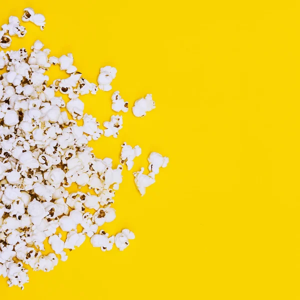 Popcorn auf gelbem Hintergrund. Minimalismus Mode Detail. — Stockfoto