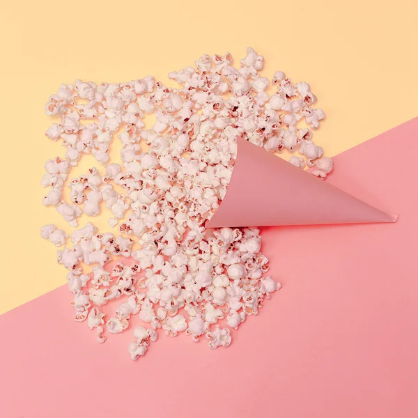 Estilo de moda vainilla. Palomitas de maíz en el cono Minimalismo arte —  Fotos de Stock