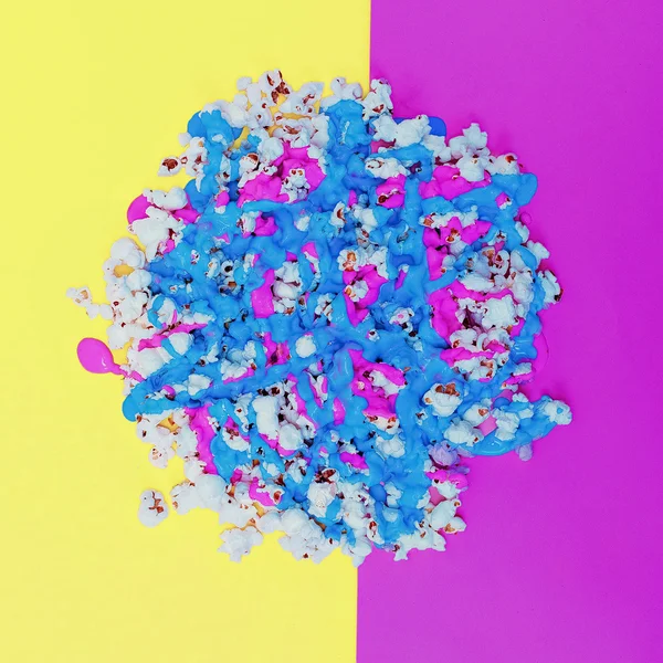 Saures lebendiges Popcorn. Farben mischen. Kunst des Minimalismus — Stockfoto