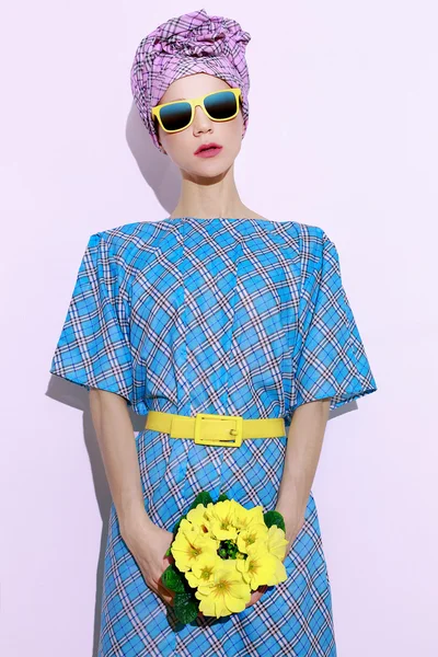 Summer Lady style. Vintage checkered dress and a checkered scarf — Stock Photo, Image