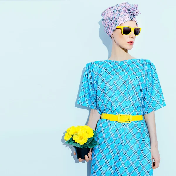 Lady in vintage jurk en hoofddoek. Geruite print trend. — Stockfoto