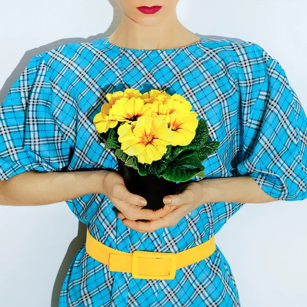 Fashion Lady en vestido a cuadros vintage y flores amarillas . —  Fotos de Stock