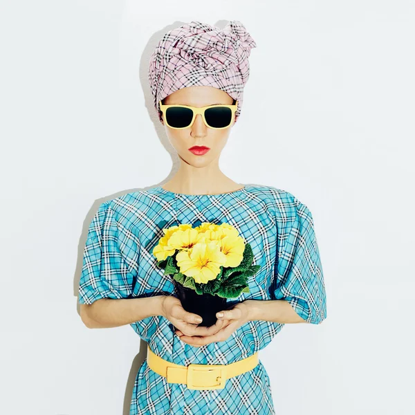 Senhora da moda em vestido vintage e um lenço de cabeça. Checkered elegante — Fotografia de Stock