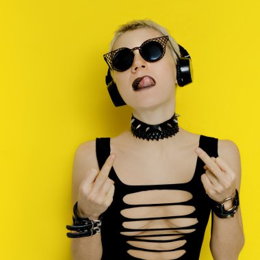 DJ parti Hardcore tarzı. Seksi sarışın.