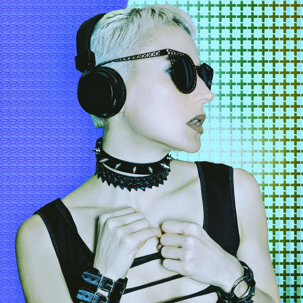 Blondine sexy DJ. schwarzer Hardcore Stil — Stockfoto