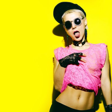 Oynak seksi Blondy Bayan. Parti dans stili