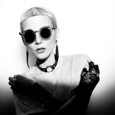 Siyah stil trend. Çekici Bayan moda aksesuarları