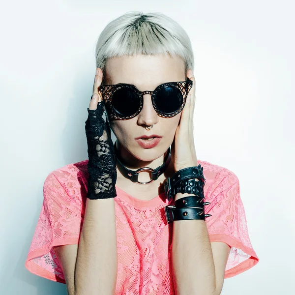 Glamorous Lady in stylish black accessories. Gloves, sunglasses, — Stock Photo, Image