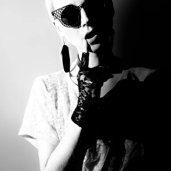 Sarışın siyah şık aksesuarlar gölgeler. moda portre — Stok fotoğraf