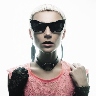 Sarışın manken şık takı ve güneş gözlüğü. St hissediyorum