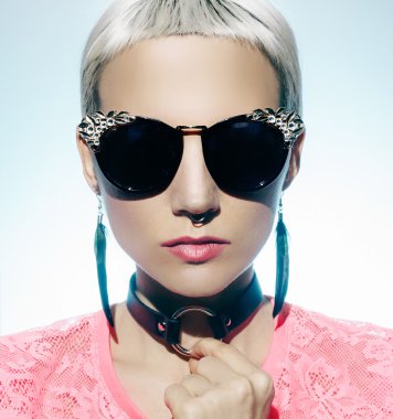 Çekici Bayan şık saç kesimi, şık aksesuarlar. Moda Yahudi