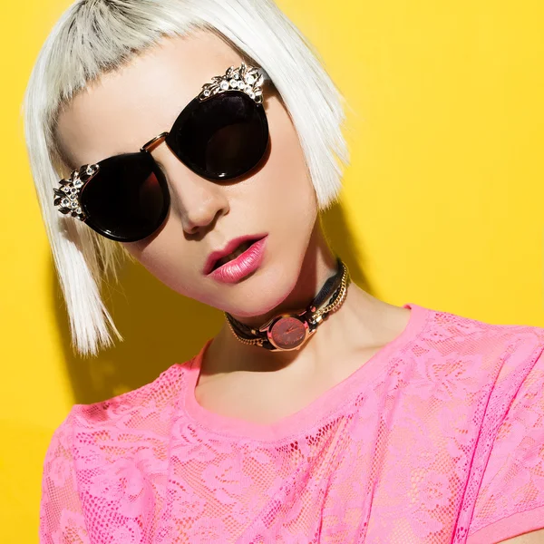 Blondine in stylischen Accessoires. Glamouröse Sonnenbrillen und Schmuck — Stockfoto