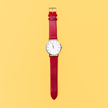 Sarı zemin üzerine kırmızı saat. Mimari tasarım