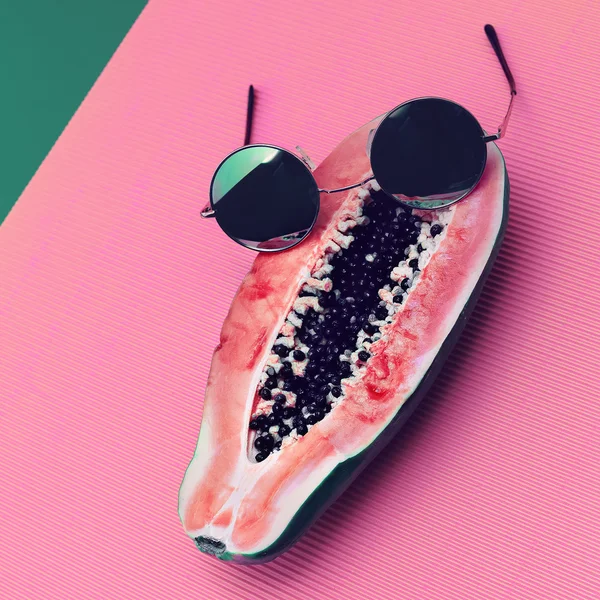 Una mezcla divertida. Papaya y gafas de sol de moda . — Foto de Stock