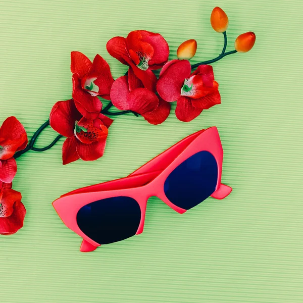 Fashion Lady Sunglasses. Be in trend — Stock Photo, Image