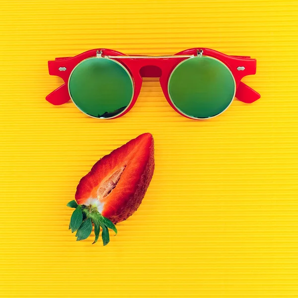 Steampunk sunglasses and strawberries. Fashion minimalism mix — Stock Photo, Image