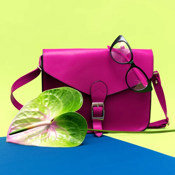 Şık Bayan Crimson aksesuarları. Çanta ve gözlük.