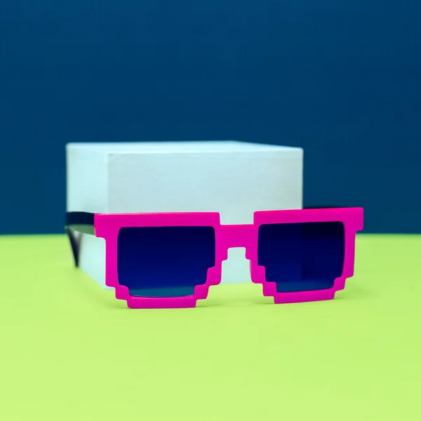 Funny Pink sunglasses. Geometry style minimal — Stock Photo, Image