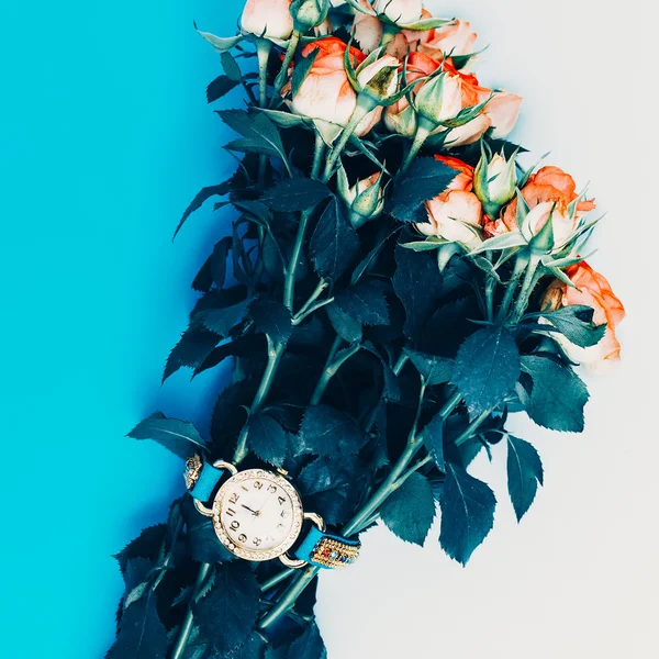 Stilvolle Uhr und einen Blumenstrauß. Minimalismus Mode — Stockfoto