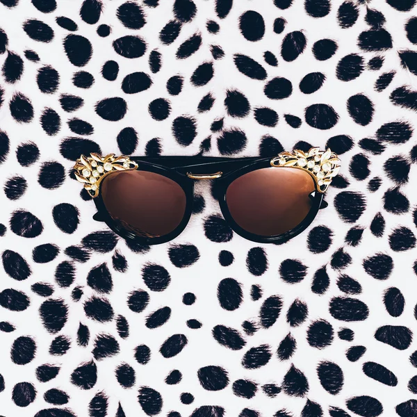 Okouzlující sluneční brýle na leopard tisk pozadí. Minimalismus Fas — Stock fotografie