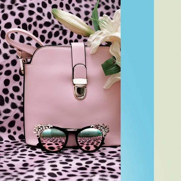 Handbags and fashion stylish sunglasses on leopard print backgro — Stock Photo, Image