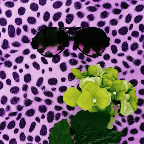 Stylish Accessory Vintage Sunglasses on leopard print background — Stock Photo, Image