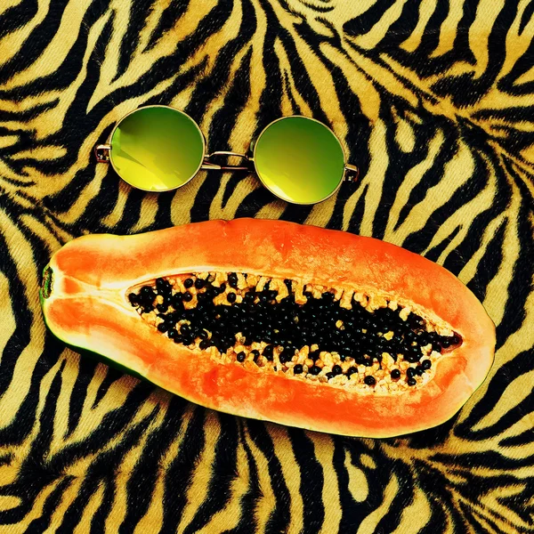 Papaya und stylische Sonnenbrille. Safari-Stil. Minimalismus Mode — Stockfoto