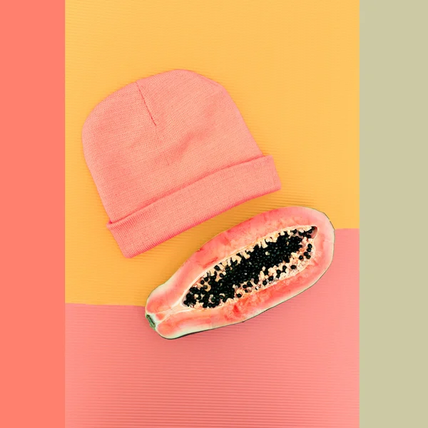 Mélange tropical. Papaye et chapeau élégant. Tendance de couleur vanille — Photo