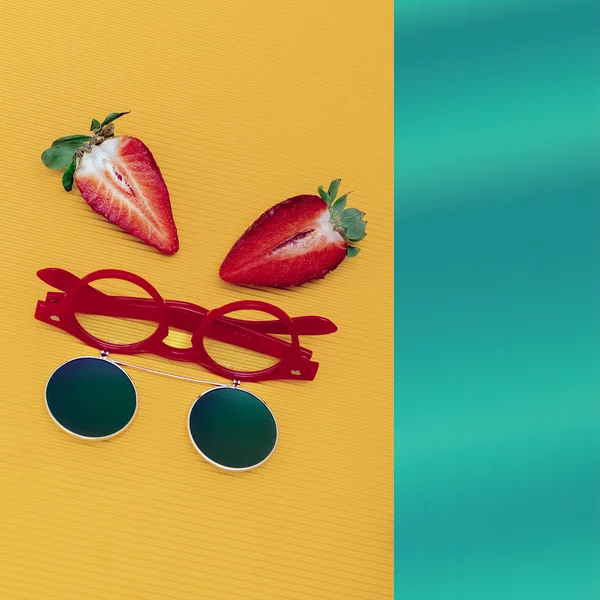 Steampunk Sunglasses e Strawberry. Prioridade vermelha. Minimalismo st — Fotografia de Stock