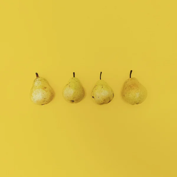 Peras sobre fondo amarillo. Estilo minimalista — Foto de Stock