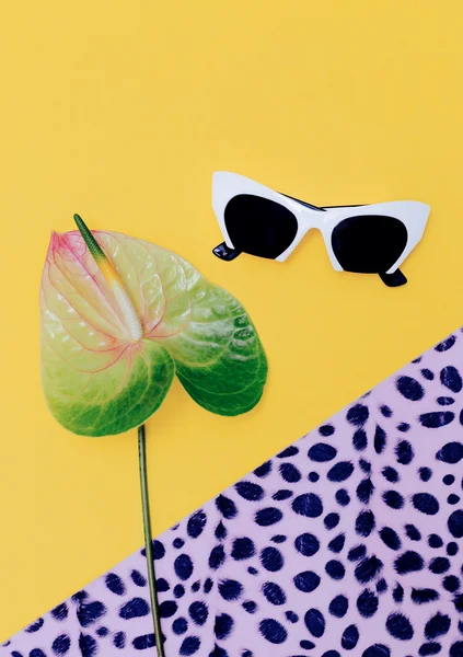Accessorio moda della stagione. Elegante occhiali da sole signore — Foto Stock