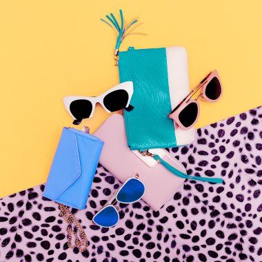 Parlak şık Bayan aksesuarları. Moda güneş gözlüğü ve debriyaj