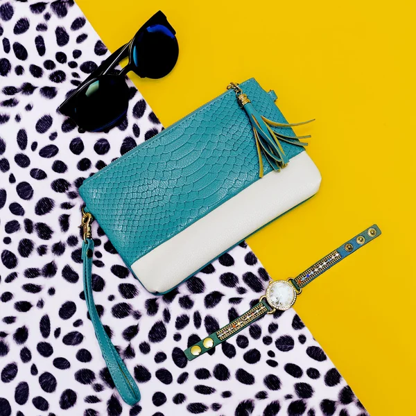 Helle stilvolle Accessoires Damen. Clutch, Sonnenbrille, Uhren. ein — Stockfoto