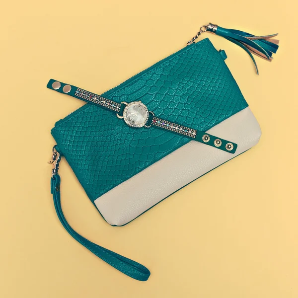 Bright stylish accessory Ladies. Green clutch and watch on a yel — Stock Photo, Image