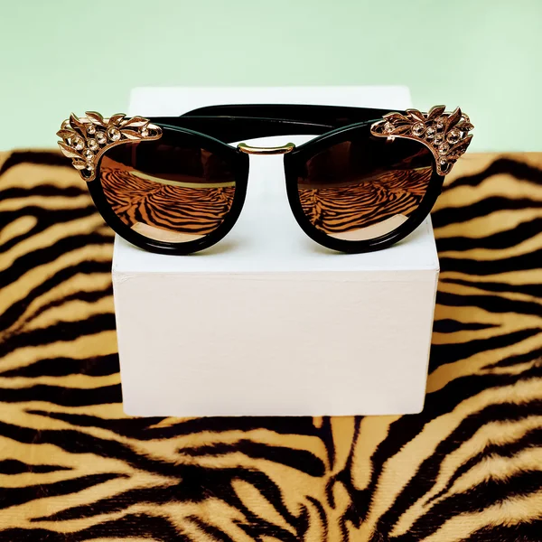 Óculos de sol luxuosos e elegantes. Elegante animal tigre impressão fundo . — Fotografia de Stock