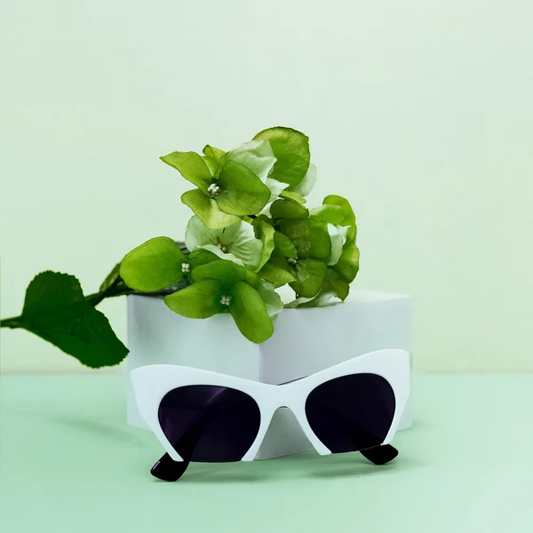 Fresh Mix. Fashionable Sunglasses and Flowers. Green Accent. — Stock Photo, Image