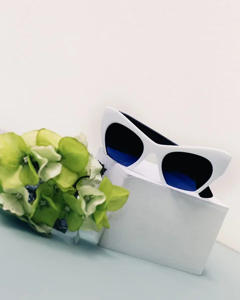Κομψό λευκό γυαλιά ηλίου. Φρέσκα καλοκαιρινά είδη. — Φωτογραφία Αρχείου