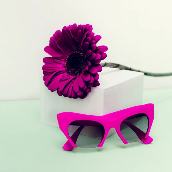Crimson Στιλάτα γυαλιά ηλίου. Λαμπρό σχεδιασμού. Μινιμαλισμός μόδας — Φωτογραφία Αρχείου