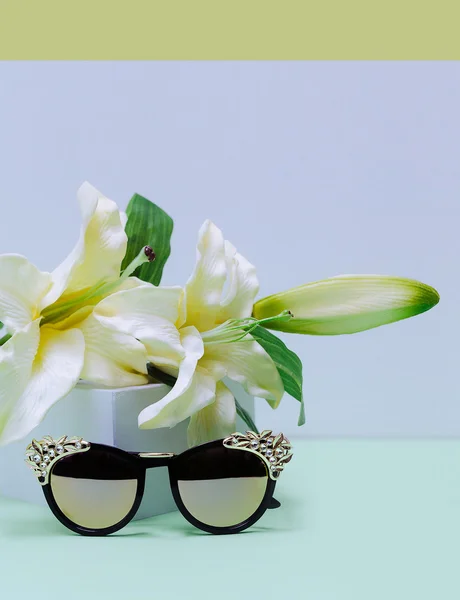 Lunettes de soleil mode. Style de luxe. Minimalisme . — Photo