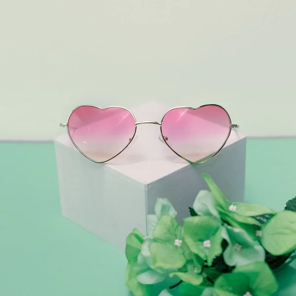 Frisse zomer accessoires. Stijlvolle zonnebril mode. Minimalisme — Stockfoto