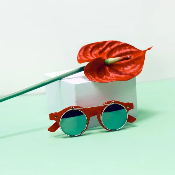 Gafas Graduadas Steampunk Style y Fashion Flower Calla. Minimalismo —  Fotos de Stock