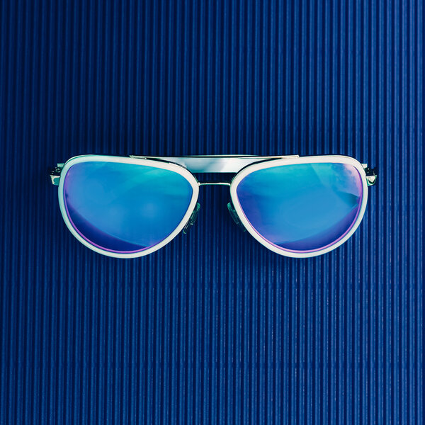 Стильные солнечные очки на синем фоне. Минимализм
