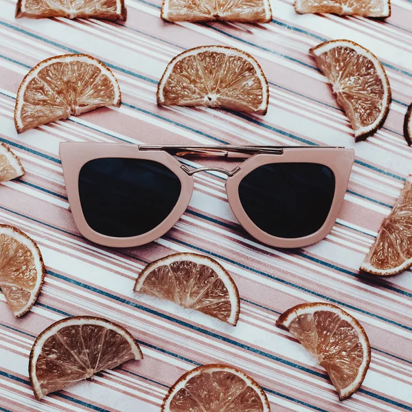 Mezcla. Elegantes gafas de sol rosas y naranjas . — Foto de Stock